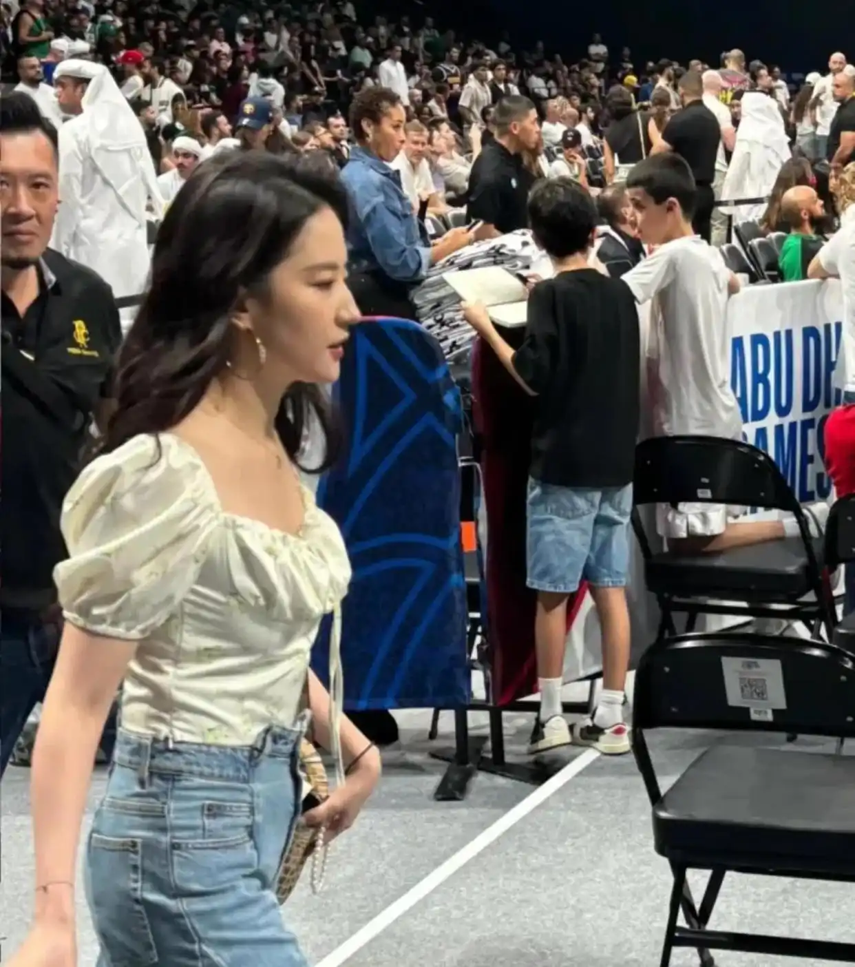 祝绪丹瘦成纸片人_女明星真实身材路人视角_小骨架女明星