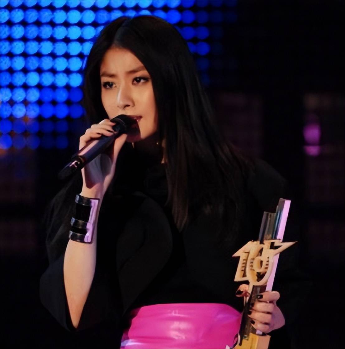 林青霞获得香港大学名誉博士学位_林青霞67岁可爱回怼网友_与林青霞齐名的女明星