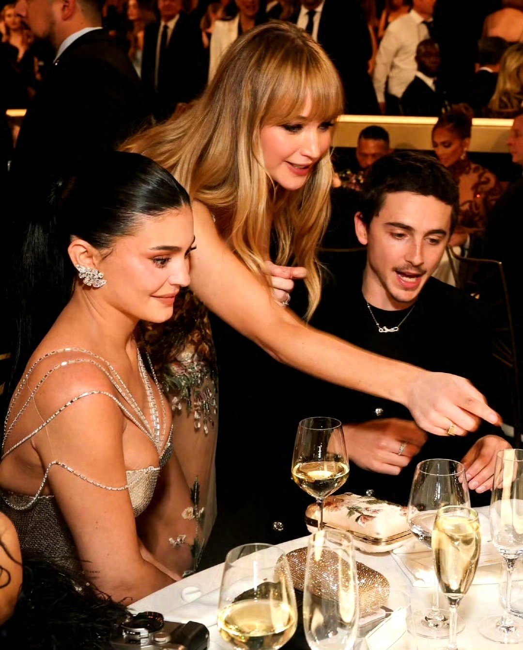 金球奖红毯造型_男明星红毯穿搭_女明星黑色礼服