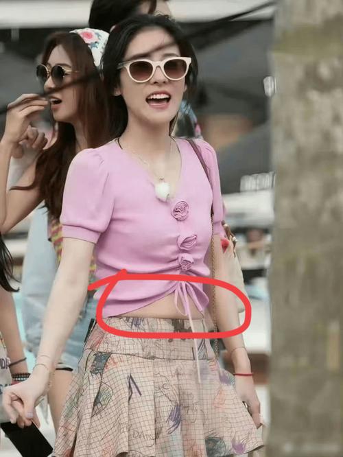 外号肚脐眼明星_女明星开到肚脐的礼服_女明星肚脐