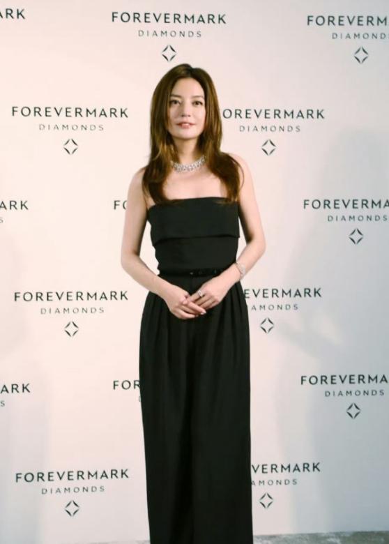 赵薇投资做生意被封杀_赵薇现在还在娱乐圈吗_赵薇转型投资做生意